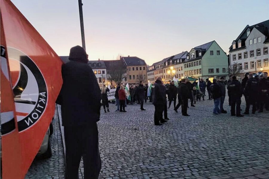 Flüchtlinge in Rochlitz: Wenn Rechtsextreme auf Widerstand treffen - Am Mittwochabend organisierten Rechtsextreme unter der Überschrift "Nein zum Heim in Rochlitz" eine Demo. Gleichzeitig formierte sich einen Gegendemo unter: "Herz statt Hetze". 
