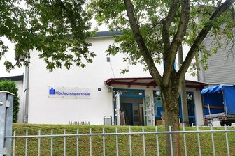 Flüchtlinge mit Sonnenblumen willkommen geheißen -