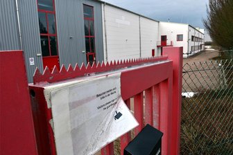 Flüchtlinge: Was wird aus dem ehemaligen Asylbewerberheim in Rossau? - Diese Halle im Gewerbegebiet Rossau war als Erstaufnahmeeinrichtung genutzt worden (Bild von 2019).
