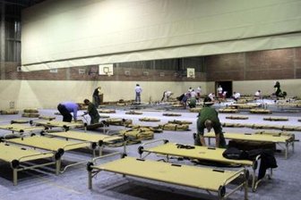 Flüchtlinge ziehen aus Turnhalle am Thüringer Weg aus -
