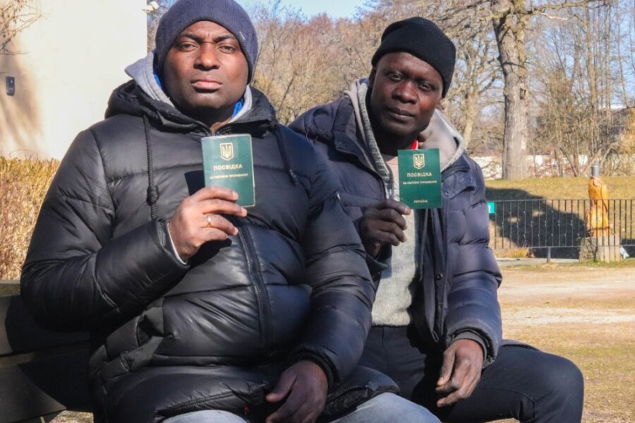 Flüchtlinge zweiter Klasse? Was Ghanaer erlebt haben - Als dunkelhäutige Menschen mit ghanaischer Herkunft haben David (vorn) und Nicholas bei ihrer Flucht aus der Ukraine nach Deutschland Ausgrenzung erlebt. Fünf Tage waren sie auf der Flucht. 