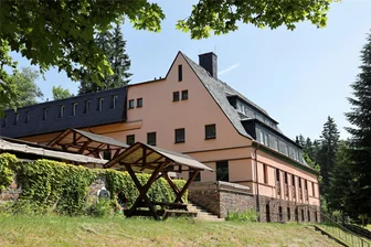 Flüchtlingsheim in Grünhain: Warum der Stadtchef gegen eine Abstimmung unter den Bürgern ist - In dieser ehemaligen Reha-Fachklinik am Rande von Grünhain soll bis Jahresende eine Flüchtlingsunterkunft eingerichtet werden.