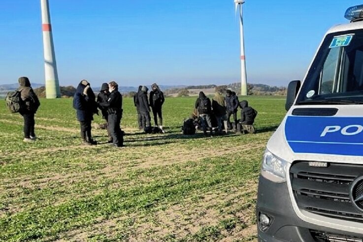 Flüchtlingsstrom: Starker Anstieg an Grenze - Von der Polizei auf deutschem Hoheitsgebiet aufgegriffene Flüchtlinge. 