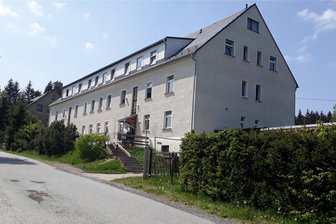 Flüchtlingsunterkunft im Erzgebirge: So geht es mit dem Heim in Johanngeorgenstadt weiter - Blick auf das Flüchtlingsheim in Johanngeorgenstadt.