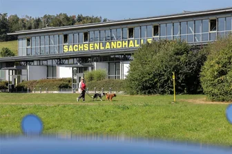 Flüchtlingsunterkunft im Notfall: Gibt es in Glauchau Alternativen zur Sachsenlandhalle? - Seit der Landkreis Zwickau verkündet hat, im alleräußersten Notfall die Sachsenlandhalle in Glauchau zu einer Flüchtlingsunterkunft umzuwandeln, herrscht Verunsicherung.