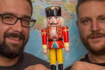Flug ins All: Seiffener feiern ihren Wilhelm - Wilhelm verdankt seine Reise um die Welt sowie darüber hinaus vor allem Ronny Hoyer (l.) und Markus Füchtner.