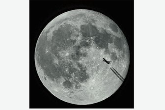 Flug zum Mond: Auer Hobbyfotograf gelingt ein spektakuläres Foto - Besuch beim Mann im Mond. Das Foto zeigt eine B737, die scheinbar den Erdtrabanten ansteuert. Tatsächlich befand sich die Maschine in sieben Kilometern Höhe über dem Erzgebirge.