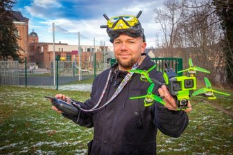 Flugabenteuer per Fernsteuerung - Marcel Wanke mit der Drohne vor der Kindertagesstätte "Baumwollzwerge" in Flöha, für die er ein Präsentationsvideo gefilmt hat.