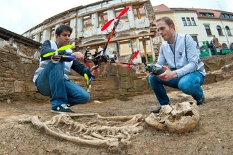 Fluggerät filmt Relikte der Dominikaner - Philipp Nowak (Pilot) und Philipp Breinlinger mit dem Archäocopter, entwickelt von einer Gruppe der Hochschule für Technik und Wirtschaft Dresden sowie der Freien Universität Berlin. In Freiberg kam er erstmals zum Einsatz.