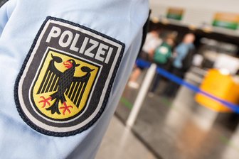Flughafen Dresden: Passagier sorgt für Aufregung in Maschine - Bundespolizisten sind auf dem Flughafen Dresden am Montagmorgen zu einem ungewöhnlichen Einsatz gerufen worden.