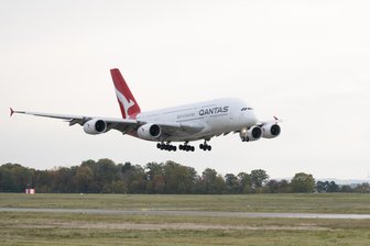 Flughafen Dresden: Sachsen-Anhalt will Verluste ab 2027 nicht mehr mitbezahlen - Im internationalen Luftverkehr spielt Dresden kaum eine Rolle. Großraumflugzeuge wie dieser Airbus A 380 der australischen Qantas Airways landen hier nur Wartungszwecken.