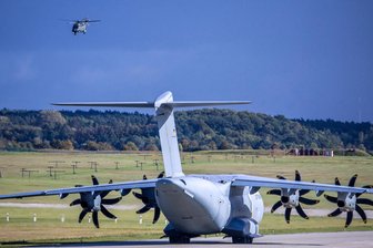 Flughafen Hof-Plauen: Die sieben häufigsten Fragen zu den Trainingsflügen der Bundeswehr - Eine Militär-Transportmaschine Airbus A400M steht auf einem Rollfeld. Die Aufnahme entstand auf einem Flugplatz in Mecklenburg-Vorpommern. Maximal acht Mal im Monat nutzt die Bundeswehr auch den Flughafen Hof-Plauen für Trainings.