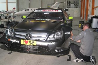 Boxenstopp im Hangar des Flughafens Hof-Plauen: In ihm wertet das AGM-Team die Daten der Test-fahrten aus und grübelt über Verbesserungen nach.