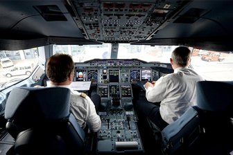 Flughafen Leipzig/Halle: A380-Manöver kurzfristig abgesagt - Die Piloten müssen regelmäßige Flüge nachweisen können, um den Flugzeugtyp A380 überhaupt fliegen zu dürfen. Foto: Daniel Reinhardt/dpa