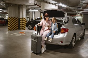 Flughafen Leipzig/Halle: Parken hat sich drastisch verteuert - Das Parken ist für Urlauber, die mit dem Auto zum Flughafen Leipzig/Halle kommen, binnen eines Jahres deutlich teurer geworden.