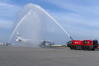 Flughafen Leipzig/Halle: Touristen-Airline beschert Urlaubern jetzt bis zu 47 weitere Sonnenziele pro Woche - Wasser marsch: Die erste Maschine der Marabu Airlines ist nach der Eröffnung der eigenen Basis vor ihrem Abflug von der Flughafenfeuerwehr Leipzig/Halle „getauft“ worden.