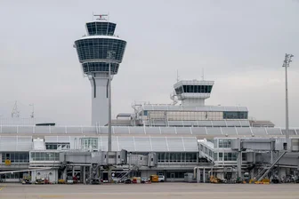 Flughafen München stellt Betrieb zum Teil ein - Medienberichten zufolge soll es am Tower brennen. (Archivbild)