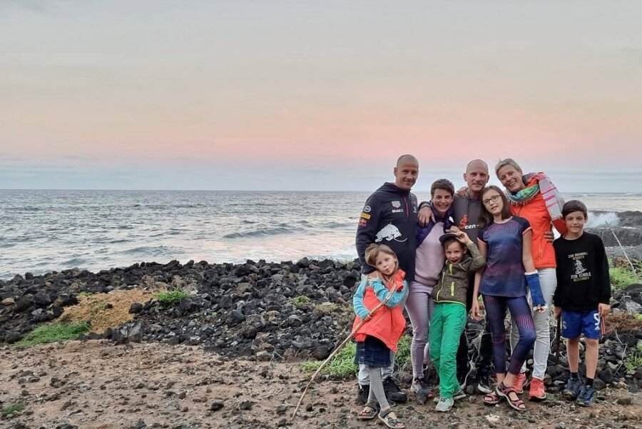 Flughafenpolizei statt Traumvilla: Wie Betrüger Urlauber reinlegen - Die beiden betrogenen Familien, die nur dank der Hilfe eines Einheimischen doch noch einen schönen Urlaub auf Gran Canaria hatten. 