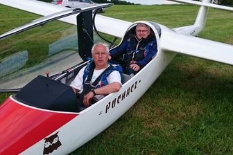 Fluglehrer spricht vom Aufstieg in die Wolken - Werner Schuffenhauer (vorn) und Joachim Horschig, der Organisator des Fliegerstammtisches, vor einem gemeinsamen Flug. 