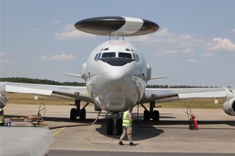 Flugmanöver der Bundeswehr über Penig und Rochlitz - Ein AWACS-Aufklärungsflugzeug vor dem Start in Geilenkirchen.