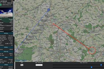 Flugobjekt am Abendhimmel gibt Oelsnitzern Rätsel auf - Dieser Screenshot des Luftlagebildes vom 19. Februar zeigt den Flug der "Boeing C-17A Globemaster III". Die rote Linie markiert die Blickrichtung von Vadzim Aliaksinski.