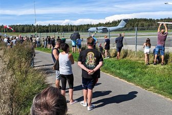 Flugplatz Hof-Plauen: So lief die erste Landung eines Bundeswehr-Airbus - Zahlreiche Schaulustige verfolgten das kurzfristig angekündigte Ereignis.