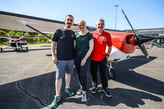 Flugplatzfest Jahnsdorf: Besucher gehen in die Luft - Maik Bretschneider (l.) und Partnerin Saskia Barthel begaben sich mit Pilot Roman Dotzauer zu einem Rundflug über die Region.