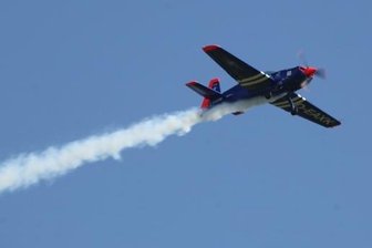 Flugplatzfest-Organisator in Zwickau: "Das wird das letzte Fest gewesen sein" - Flugshows wie diese beim jüngsten Fest vom 5. September sind immer die Hauptattraktion für Zuschauer. 