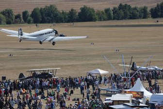 Flugplatzfest statt Stadtfest in Zwickau: Welche Höhepunkte Besucher erwarten - Die Flugshows lockten bei bisherigen Flugplatzfesten in Zwickau stets Tausende Zuschauer an.
