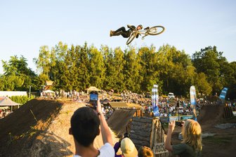 Flugshow der Mountainbiker: Auf der „Dirt Wies“ in Marienau geht es am Samstag um Weltcup-Punkte - Da kann man schon mal das Handy zücken. Bei der zehnten Auflage des „Dirt Wies Ride 2023“ bekamen die Zuschauer viele spektakuläre Sprünge zu sehen.
