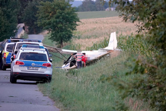 Flugunfall in Jahnsdorf: Maschine schießt über Landebahn hinaus, doch der Pilot hat Glück - Die Unglücksmaschine am Dienstagabend.