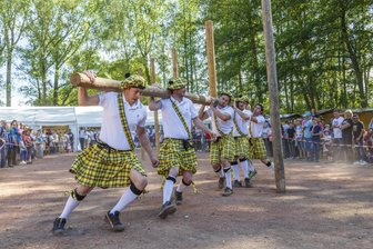 Flugzeug fliegen, Highland-Games, Musik bei Kerzenschein: Ausflugtipps für Pfingsten im Raum Stollberg - Schon seit vielen Jahren, hier ein Foto aus dem Jahr 2018, finden in Erlbach-Kirchberg zu Pfingsten die Highland-Games statt.