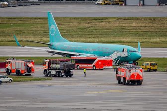 Flugzeug kommt von Landebahn ab -