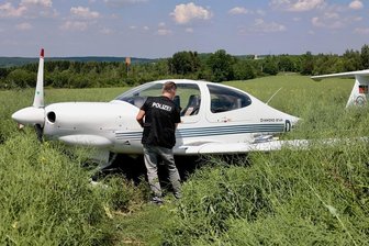 Flugzeug landet nach missglücktem Anflug neben dem Auerbacher Flugplatz -