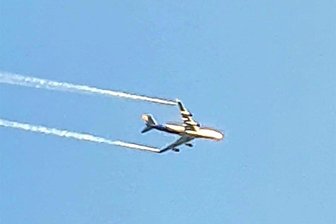 Flugzeug-Manöver über dem Erzgebirge sorgt für Aufsehen: Boeing 747 lässt tonnenweise Kerosin ab - Dieses Foto von der Boeing am Montagabend über Aue hat Tino Fanghänel gemacht. Klar zu erkennen: die beiden Dunststreifen aus den Flügelspitzen.