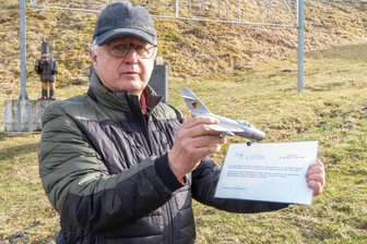 Flugzeugabsturz im Erzgebirge: Wie Seiffen vor 70 Jahren einer großen Katastrophe entging - Joachim Horschig an der Absturzstelle. Er hält das Modell einer Mig-15 und den Entwurf der Gedenktafel in seinen Händen.