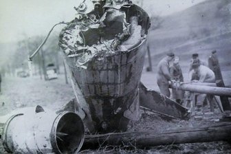 Flugzeugabsturz vor 70 Jahren im Erzgebirge: Überraschend aufgetauchte Unterlagen zeigen erstmals das Wrack - Das Kampfflugzeug wurde bei dem Unglück komplett zerstört.