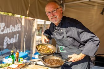 Flugzeuge, Fabelwesen und Insekten: Das ist los am Wochenende im Vogtland - Experimentierfreudige Besucher des Streetfood-Festivals in Auerbach probieren bei Frank Ochmann Insekten.