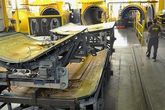 Flugzeugteilehersteller Cotesa plant drastischen Stellenabbau - In einer Art Backofen werden bei Cotesa Flugzeugteile aus Faserverbundstoffen unter Hitze und Überdruck "gebacken". Bis September baut der Zulieferer rund 200 von etwa 800 Stellen im Unternehmen ab. 