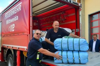 Flut: Auch Mittelsachsen steht parat - Sandsäcke für Mittweidas Partnerstadt Bornheim: Feuerwehrchef René Schröter (l.), Sebastian Jesiak und OB Ralf Schreiber haben 50.000 organisiert. Jesiak wird zusammen mit Glen Fechtner am Sonntag losfahren. Die Säcke kommen aus Mittweida, Döbeln, Penig, Lunzenau, Burgstädt, Lichtenau, Frankenberg und vom Landkreis. 