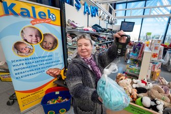 Flut von Altkleidern nach Wegfall von Sammelcontainern: Plauener Kleiderkammern reagieren unterschiedlich auf die Situation - In der Kaleb-Kleiderkammer werden außer Bettwäsche alle Textilien gewogen. Nach dem Gewicht richtet sich der Verkaufspreis. Im Foto: Mitarbeiterin Kathrin Schönebeck.