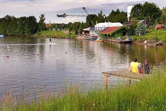 Flutfolge: Wasserskianlage muss mehr Stauraum schaffen - An der Anlage muss der Wasserstand gesenkt werden.
