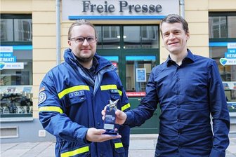 Fluthelfer vom Ahrtal als Westsachse des Jahres: "Jeder Mensch kann helfen!" - Fluthelfer Patrick Nötzold (links) aus Oberwiera erhält von Johannes Pöhlandt, stellvertretender Regionalleiter Westsachsen bei der "Freien Presse", den Pokal für den "Westsachsen des Jahres 2021". 