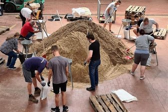 Fluthilfe aus Mittelsachsen kommt an - Am Mittwoch haben 13 Freiwillige aus Bornheim in Nordrhein-Westfahlen die Sandsäcke aus Mittelsachsen befüllt, die am Wochenende von Mittweida aus ins Hochwassergebiet geschickt wurden. 