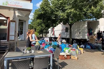 In Flöha wurden gestern Sachspenden für die Hochwasseropfer verladen. Fraglich war, wie viel Platz für die in Augustusburg gesammelten Hilfsgüter bleibt.