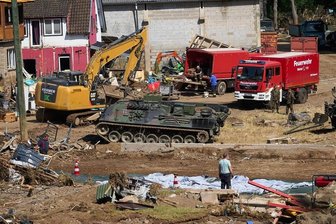 Flutkatastrophe in Nordrhein-Westfalen und Rheinland-Pfalz: Trauer zwischen Trümmern - Im kleinen Ort Schuld im Ahrtal laufen die Auräumungsarbeiten auf Hochtouren. Sachverständige haben 31 bis 48 Millionen Euro beziffert. 