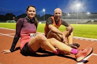Flutlicht-Finale für die etwas andere Laufserie - Claudia Tille aus Leubnitz Forst und Jan Perzel vom SV Vorwärts Zwickau gewannen den letzten Stundenlauf der diesjährigen Serie. 