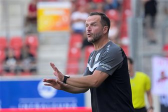 Flutlichtknüller: Plauen-Trainer Karsten Oswald tritt gegen seinen Arbeitgeber aus Meuselwitz an - VFC-Trainer Karsten Oswald arbeitet beim Hauptsponsor des kommenden Gegners ZFC Meuselwitz.