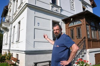 Flutopfer kritisiert Hochwasserschutzpläne - Martin Kaiser zeigt auf die Hausnummer 16 an der Fabrikstraße in Krumbach. In dieser Höhe stand das Wasser der Zschopau im August 2002. Jetzt soll der Lichtenauer Ortsteil besser vor einer Flut geschützt werden.