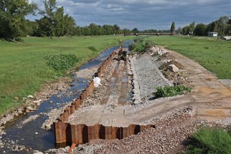 Flutrinnen-Baustelle in Glauchau: Diebe brechen Container auf und stehlen teures Kabel - Blick zur Flutrinne in Glauchau. In der Nähe der Baustelle wurden Kabel gestohlen.
